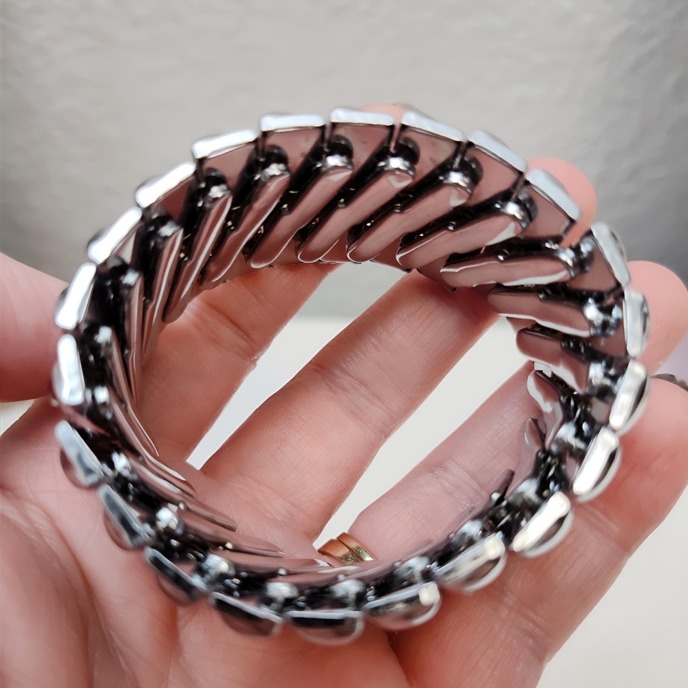 Vintage Hong Kong Textured Silver tone Accordion Stretch Bracelet - Picture 5 of 8